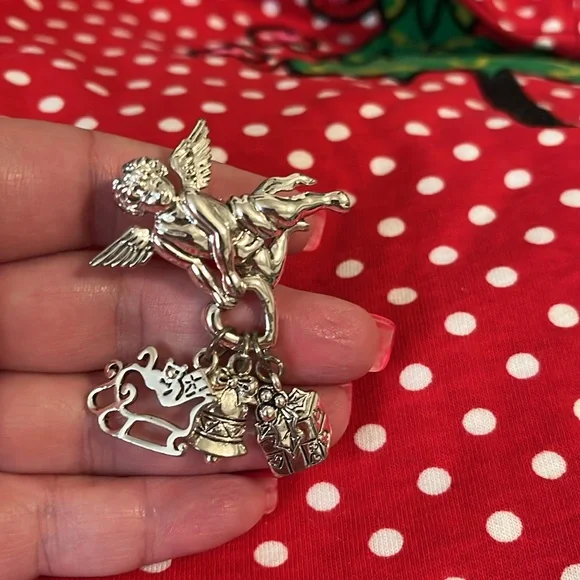 Pendant/brooch cherub with bell, sleigh and present charms, Lot S - Picture 6 of 8